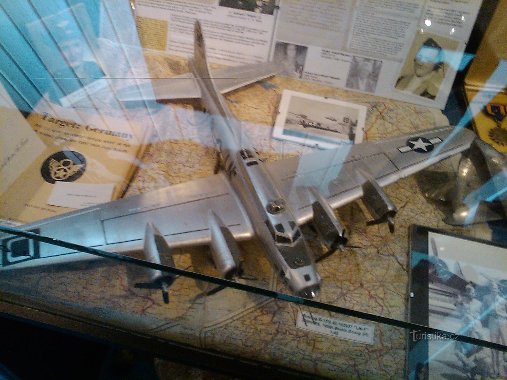 墜落した飛行機の模型