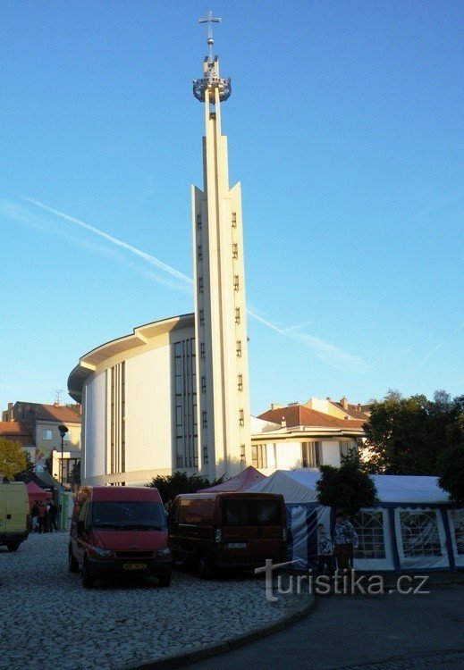 Die moderne Kirche St. Wenzel und St. Agnes der Tschechen auf dem Platz