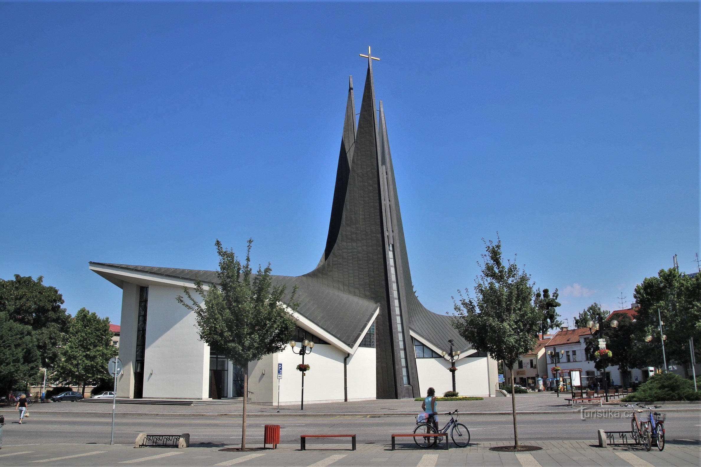 A moderna igreja de St. Venceslau na praça TGM