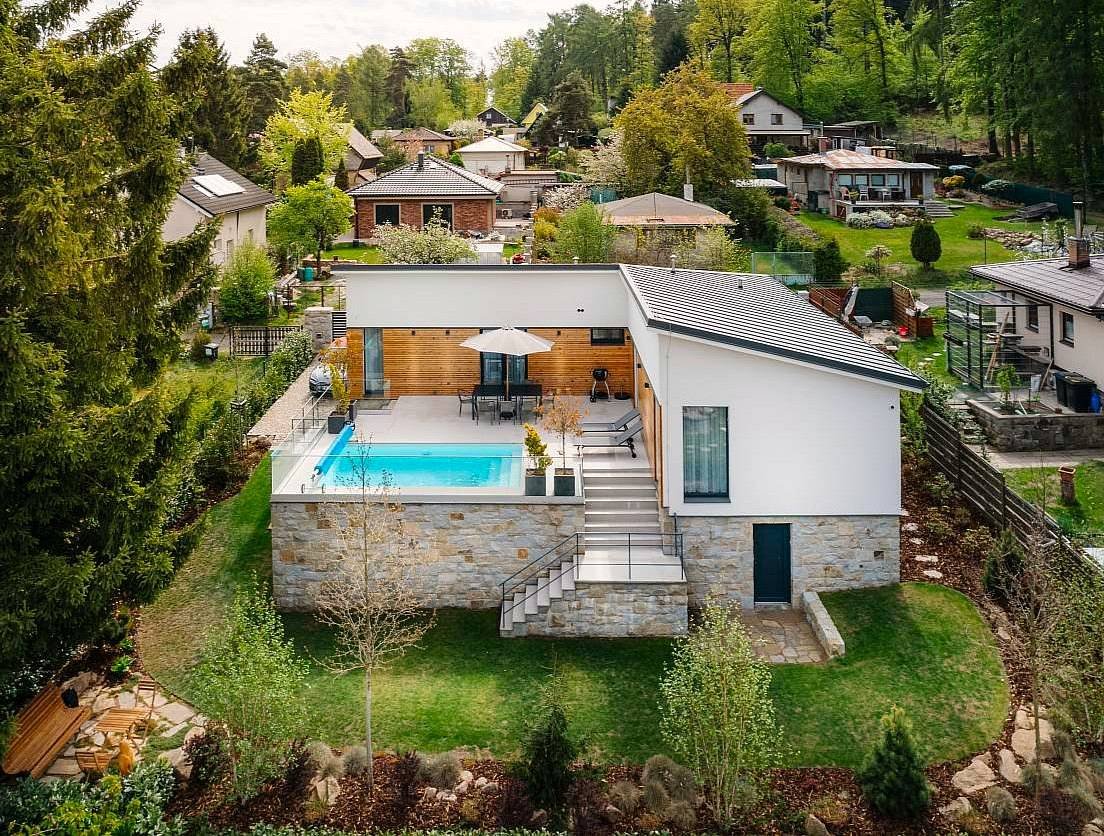 Moderní vila s bazénem na Vyžovlovce