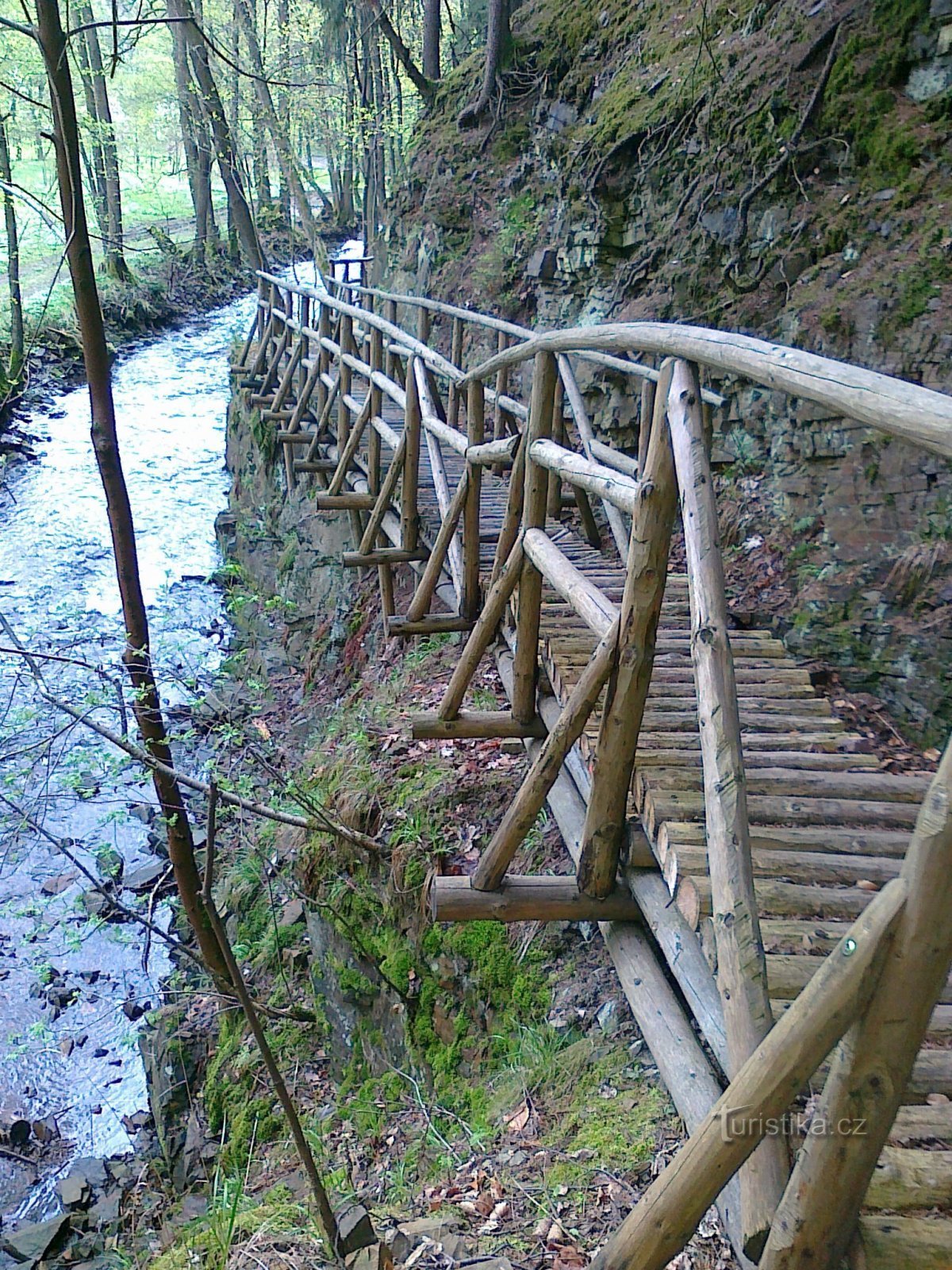 modře značená cesta podél Chomutovky