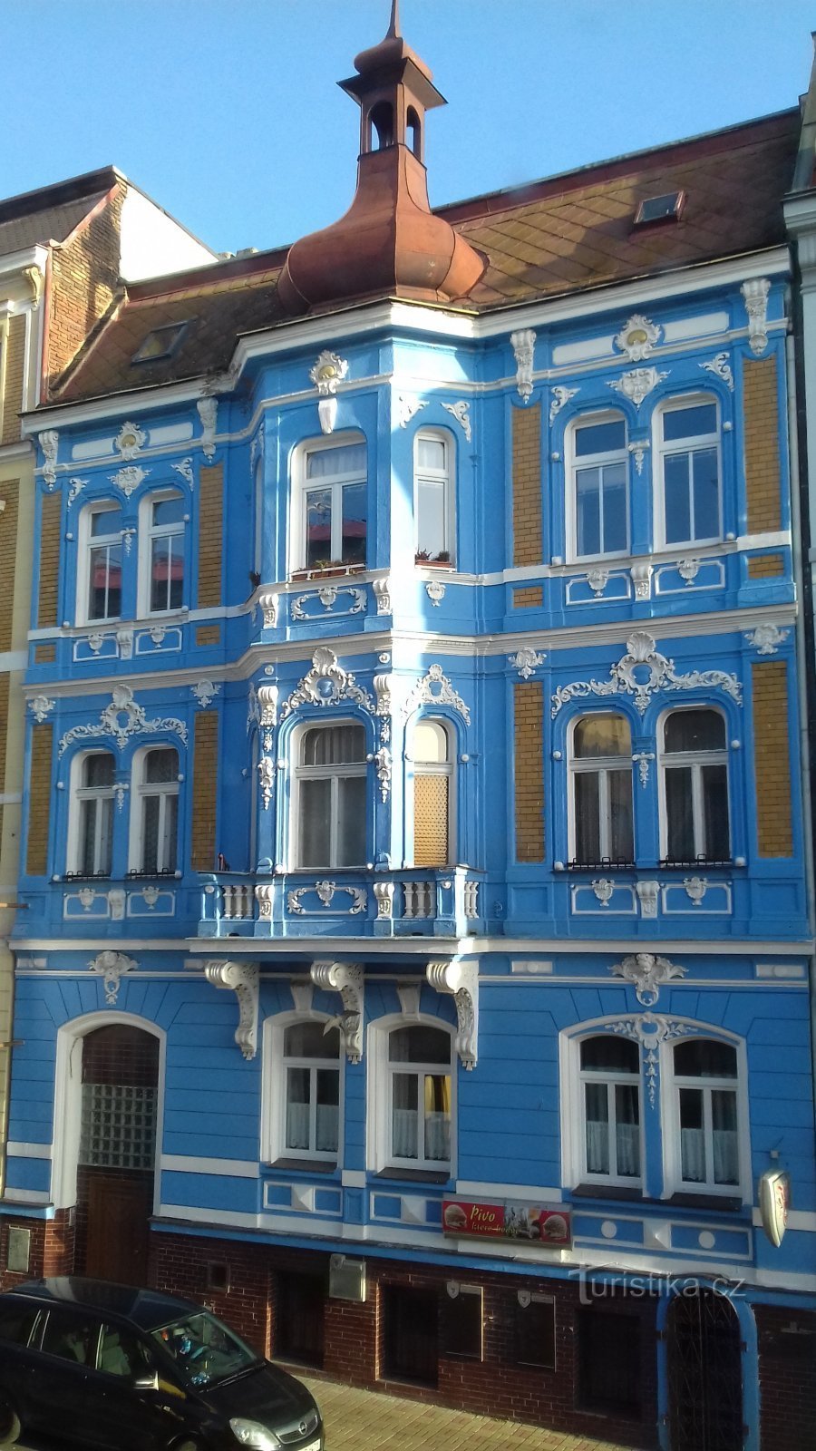 "Blå" hus på Jiřího Wolkra Street