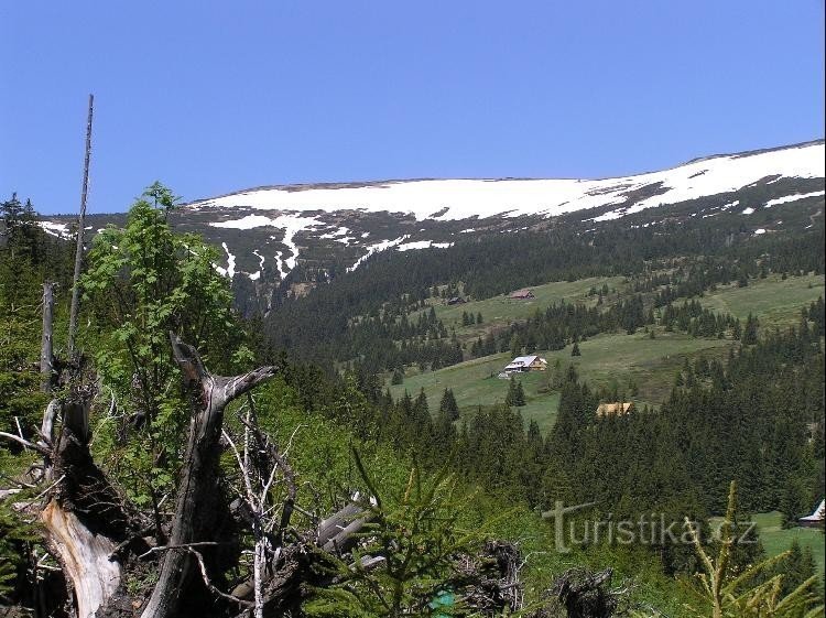 Blaues Bergwerk: Blick vom roten Wanderweg auf Široký hřebé. Umfangreiche Reste von s