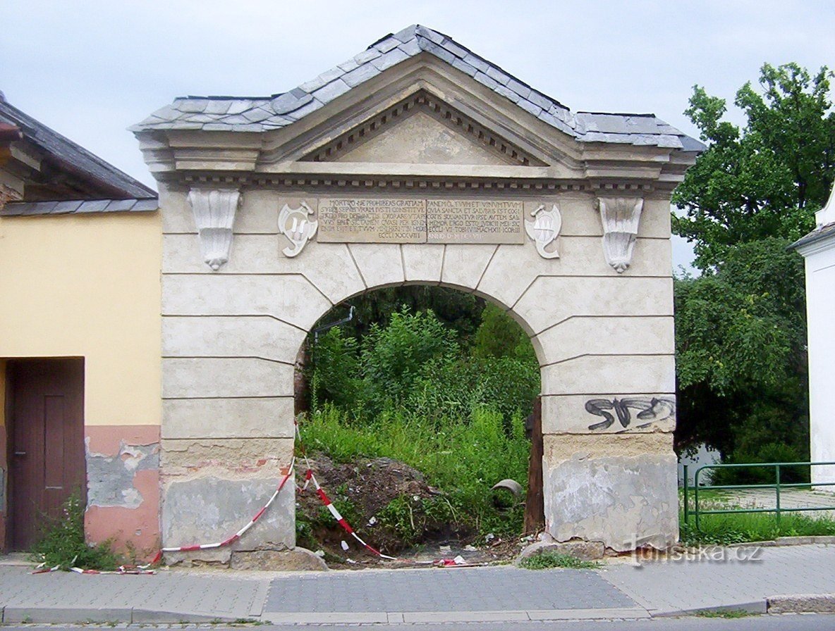 Mohelnice - az egykori temetői kerítésfal kapuja a rekonstrukció előtt - Fotó: Ulrych Mir.