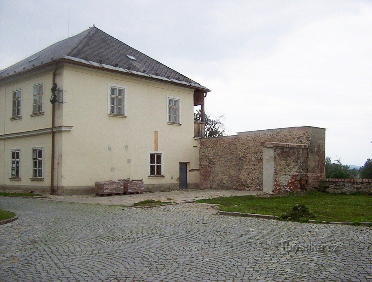 Mohelnice-Kirkepladsen med Troldmandens Hus og resterne af fæstningsværket-Foto: Ulrych Mir.