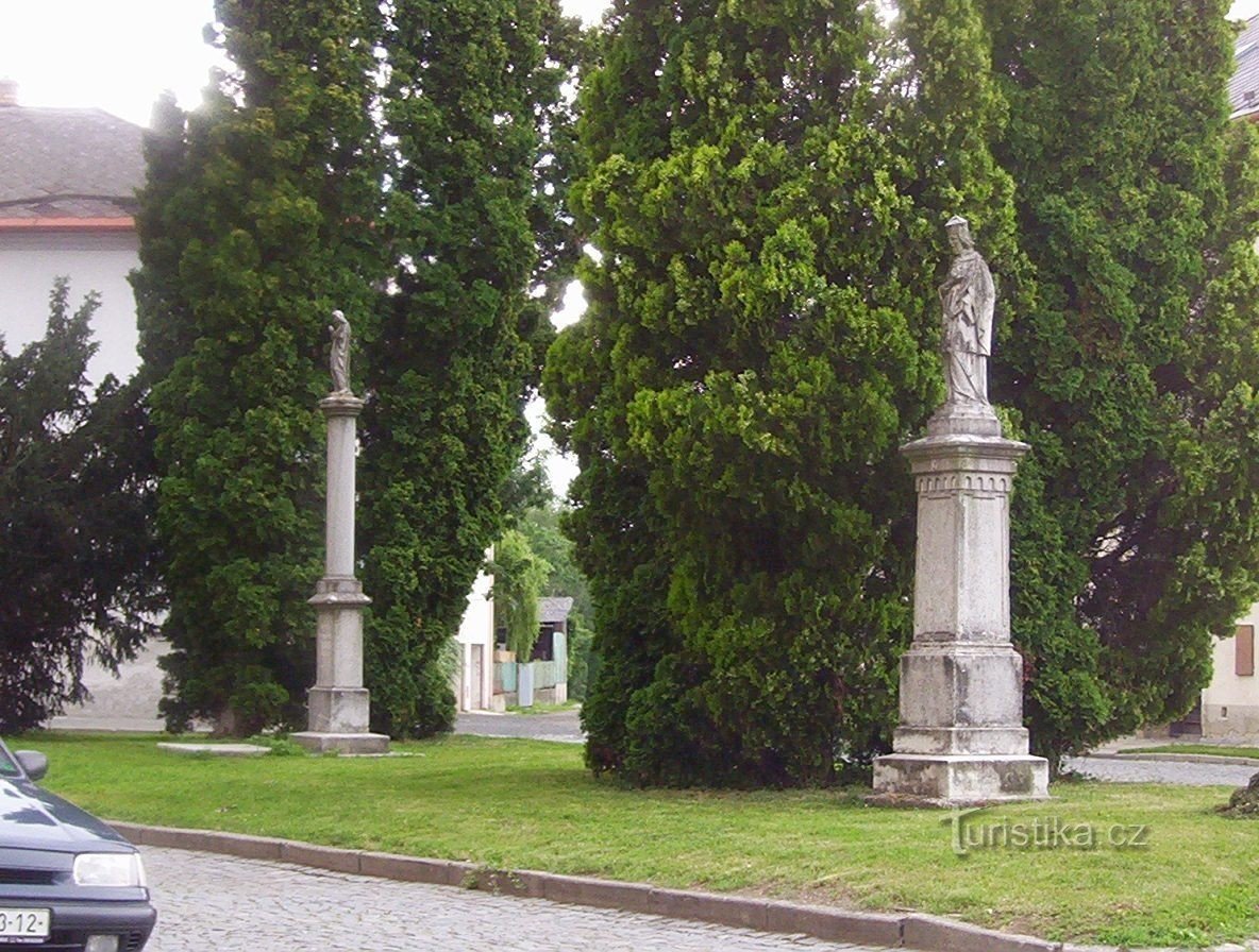 Mohelnice-Church Square-Tuscan columna con una estatua de la Inmaculada Concepción y una estatua de San Juan