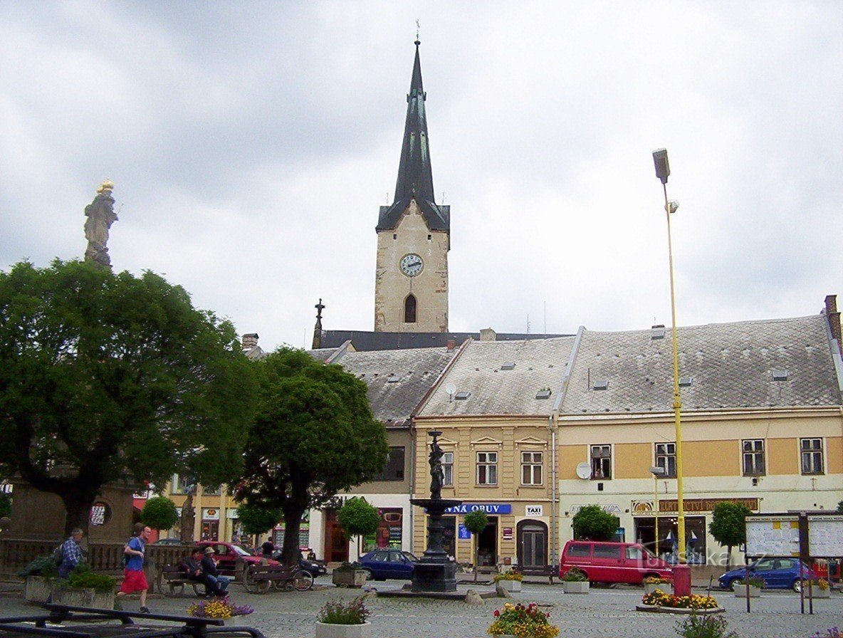 Mohelnice-Svobody-plein met de pestzuil en sculptuur en fontein-Foto: Ulrych Mir.