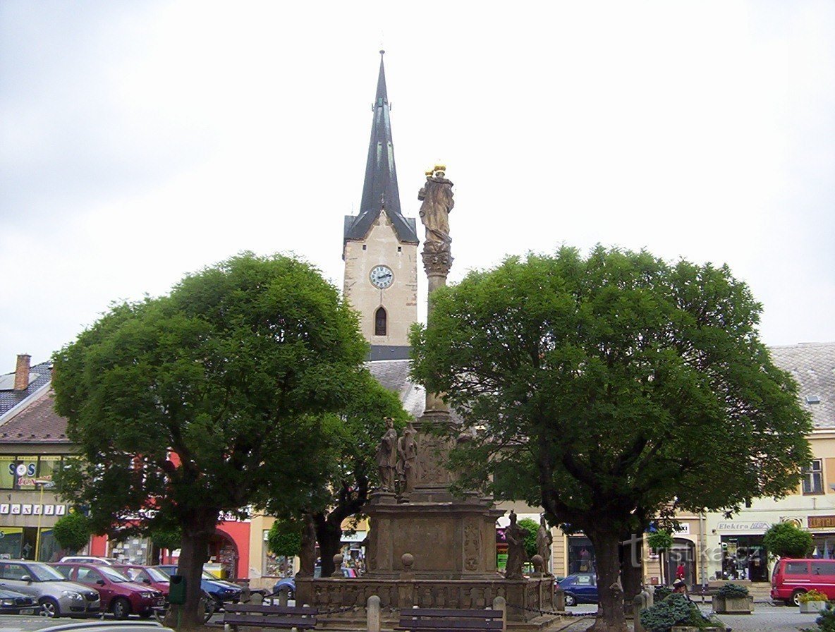 Mohelnice-Náměstí Svobody com a coluna da peste e escultura-Foto: Ulrych Mir.