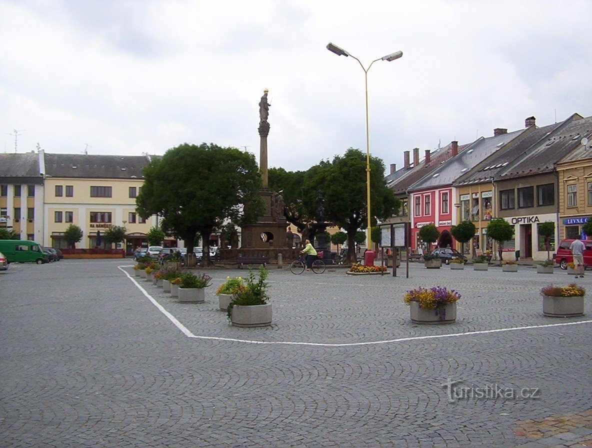 Mohelnice-Náměstí Svobody com a coluna da peste e escultura-Foto: Ulrych Mir.