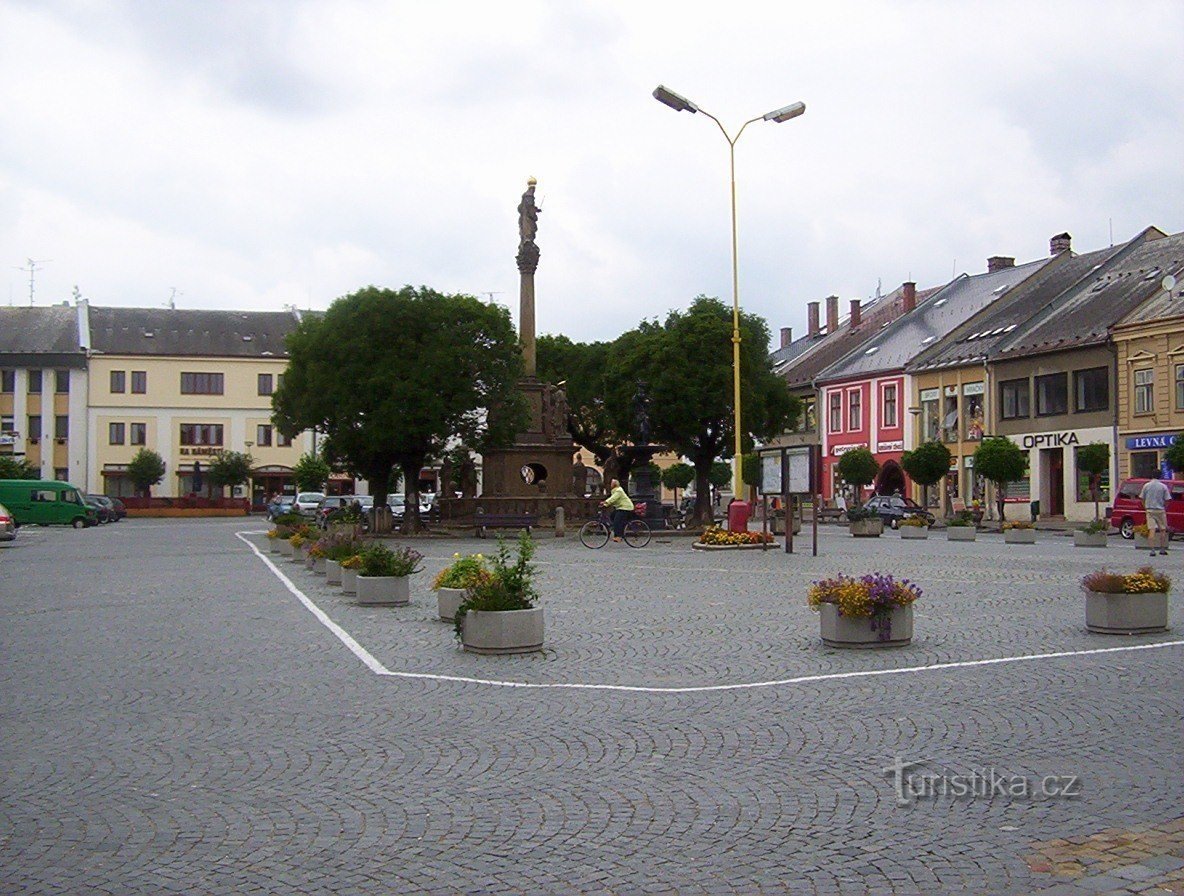 Mohelnice-Náměstí Svobody con la columna de la peste y escultura-Foto: Ulrych Mir.