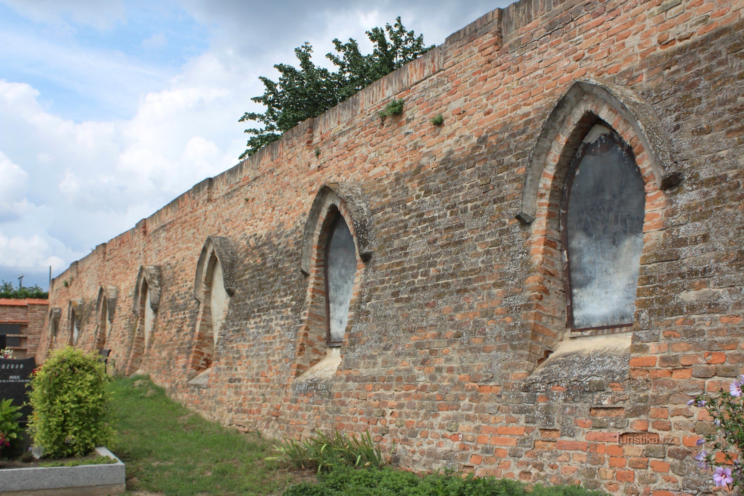 Massiccio muro del cimitero di mattoni