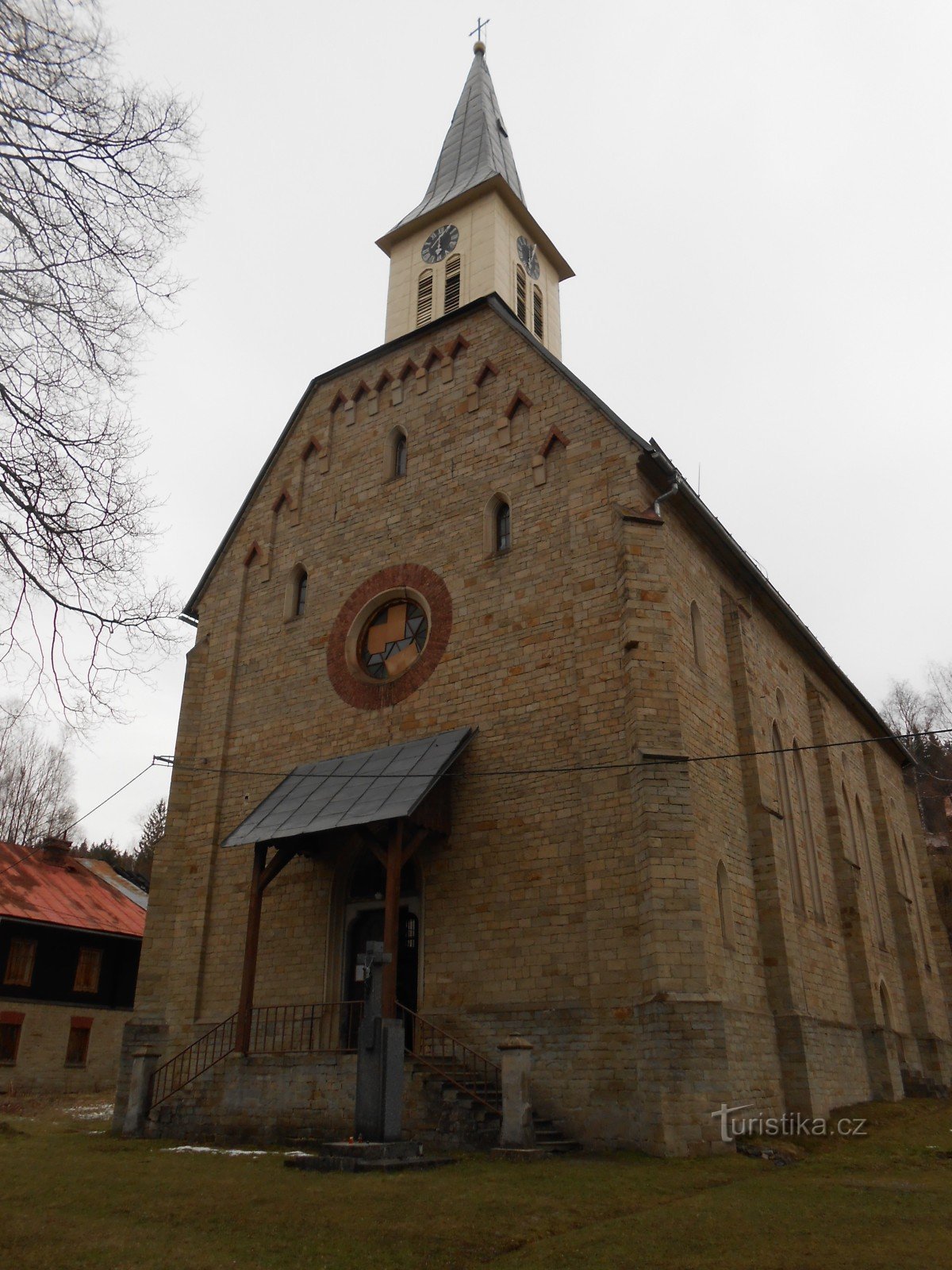 massiver Bau des Kirchenschiffes