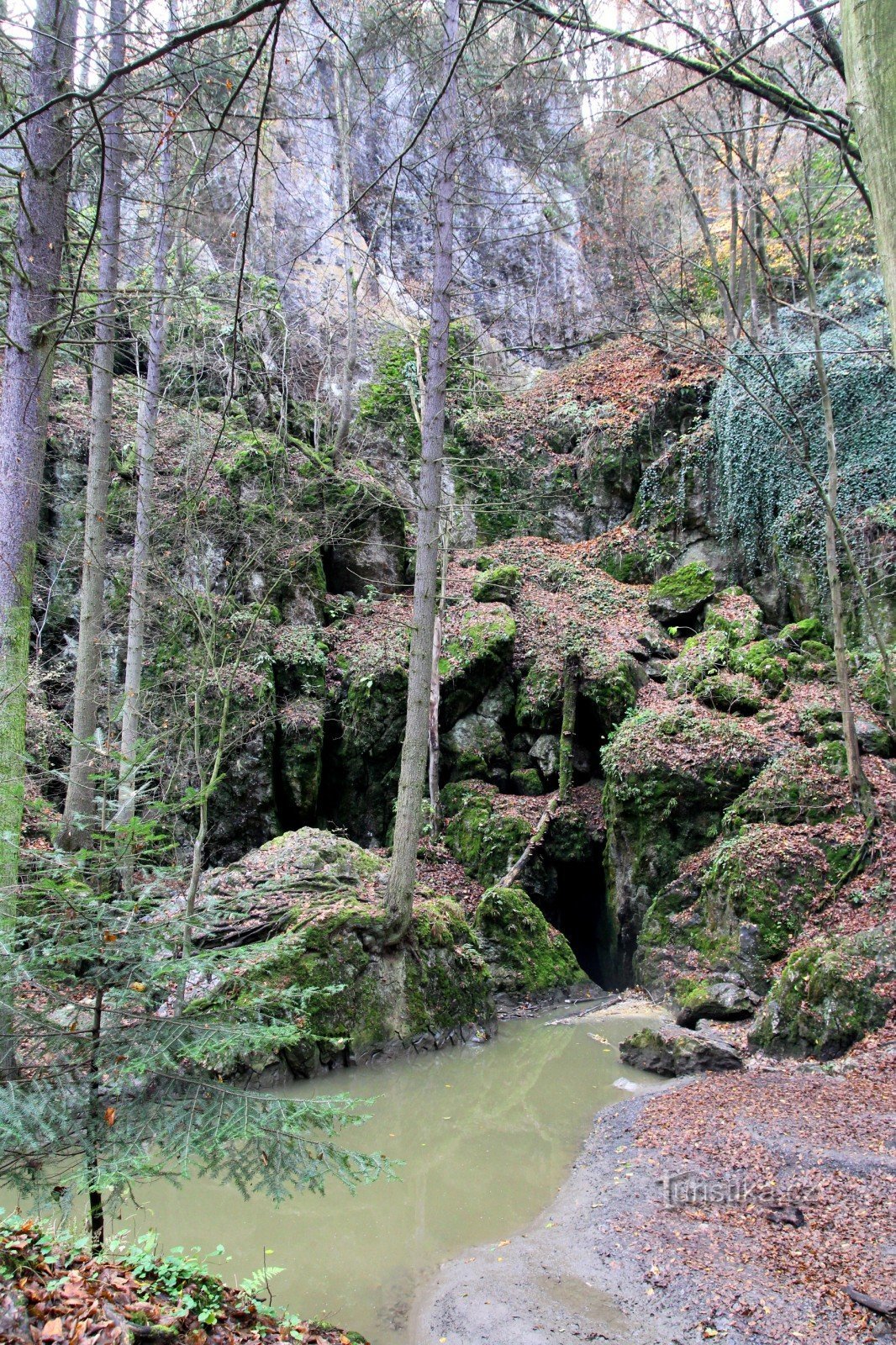 Die massive Abschlusswand der Doline Rudické