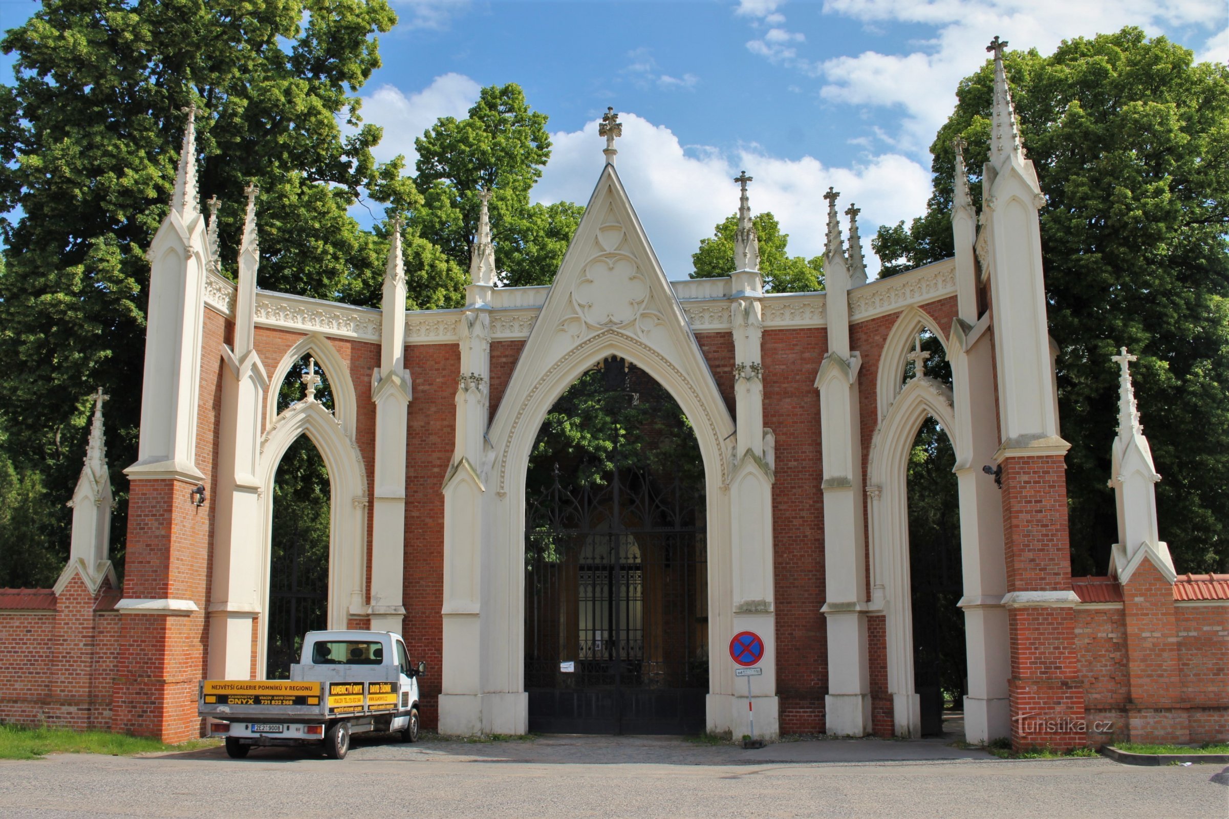 Portão de entrada maciço para o cemitério