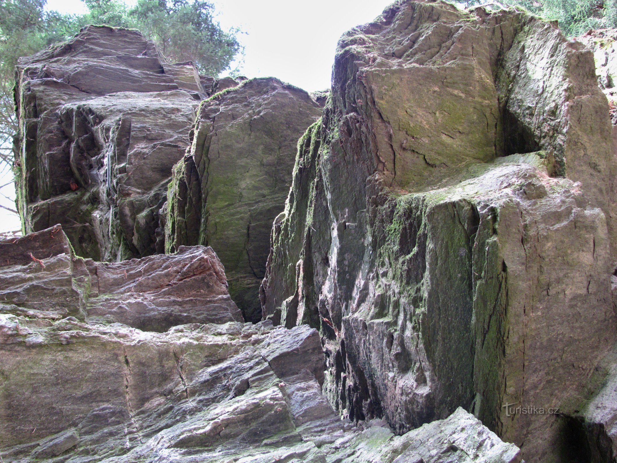 Massiva stenar ovanför Alojzov