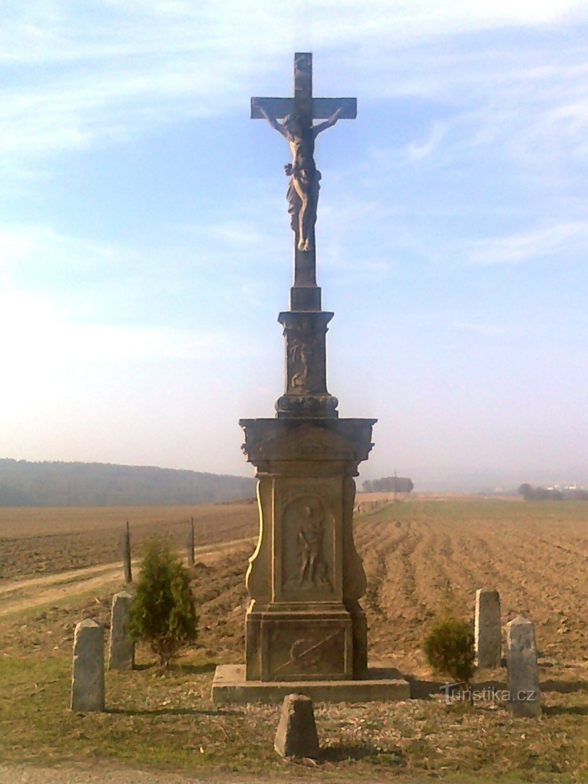 cruz de piedra arenisca masiva