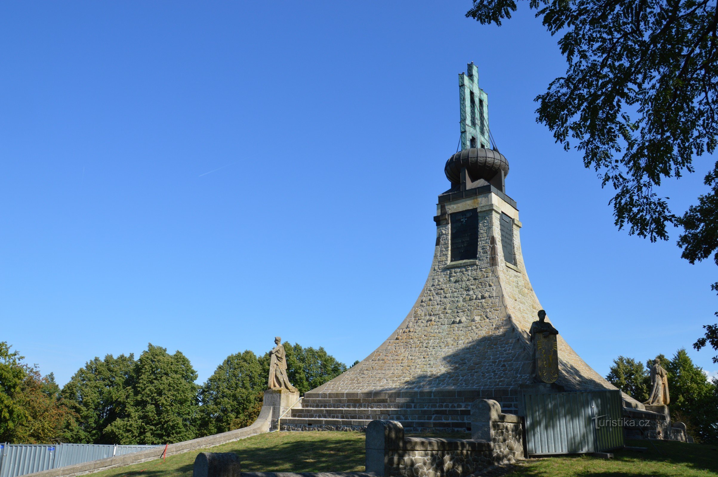 Monticule de la paix à Praci