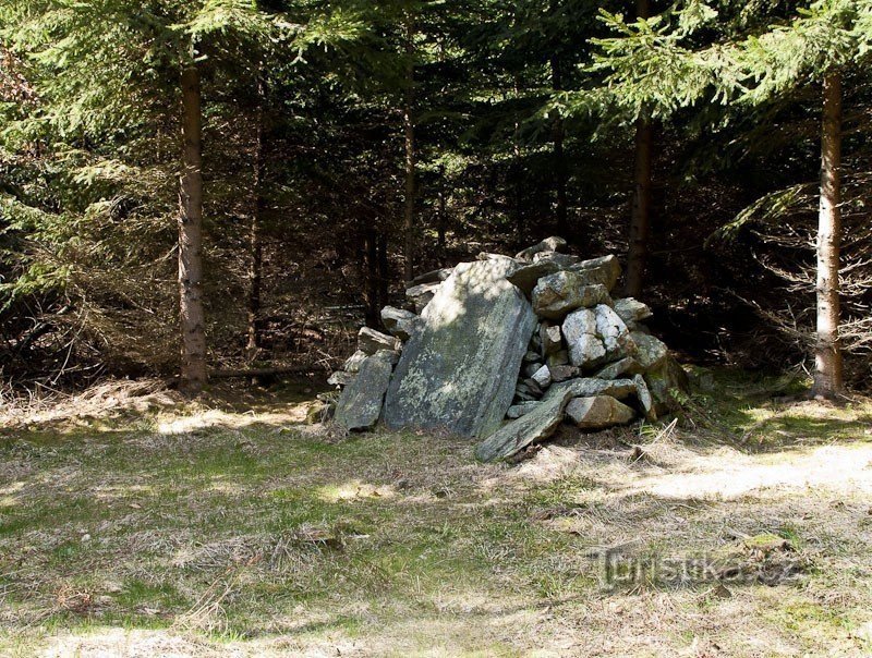 Um monte com uma pedra memorial