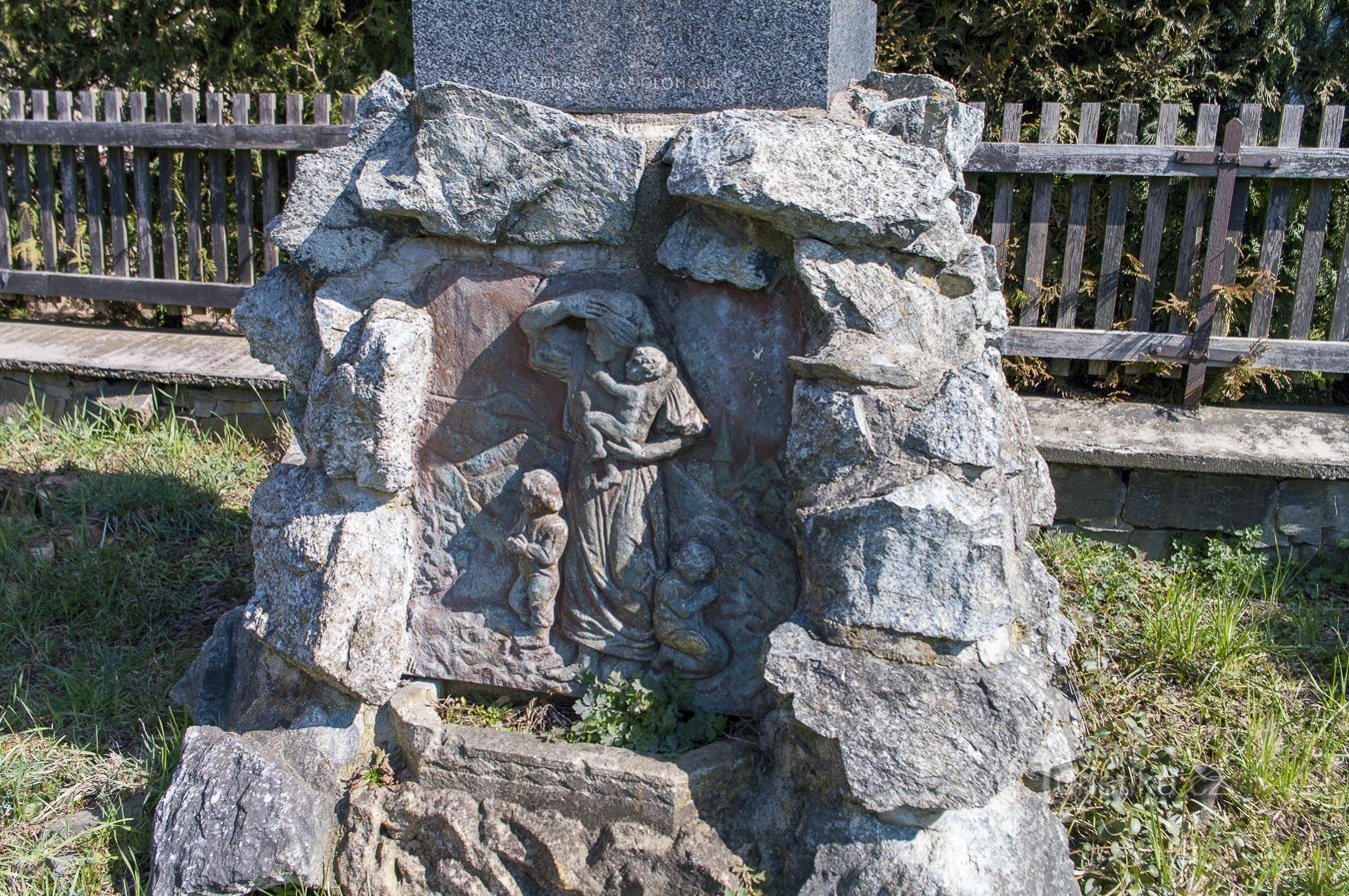 Mound with relief