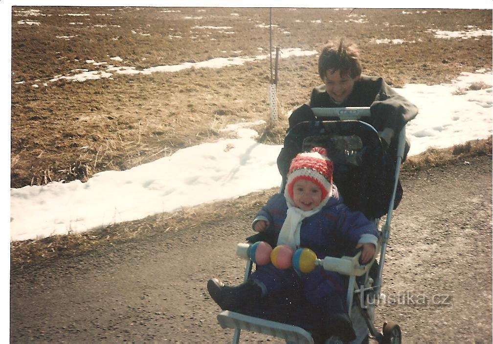 Minha filha e o filho do meu amigo em uma caminhada ao lado da casa de campo Perla em 1994