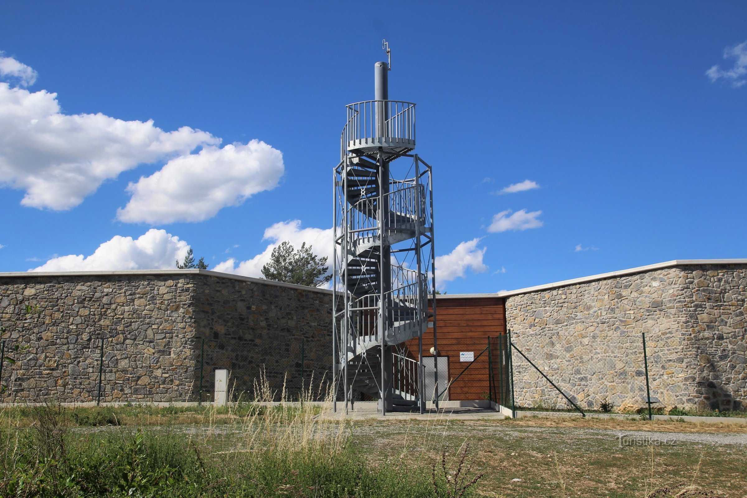 Mokerská-udsigtstårnet er placeret på toppen af ​​bakken over landsbyen i forgården til det lokale reservoir