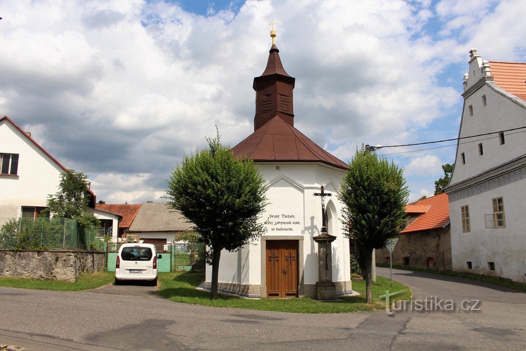 Mokrosuky, fasada kaplicy św. Wacława