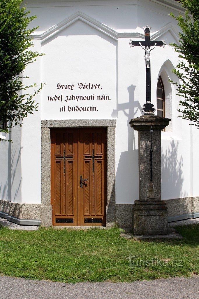 Mokrosuky, ingang van de kapel van St. Wenceslas