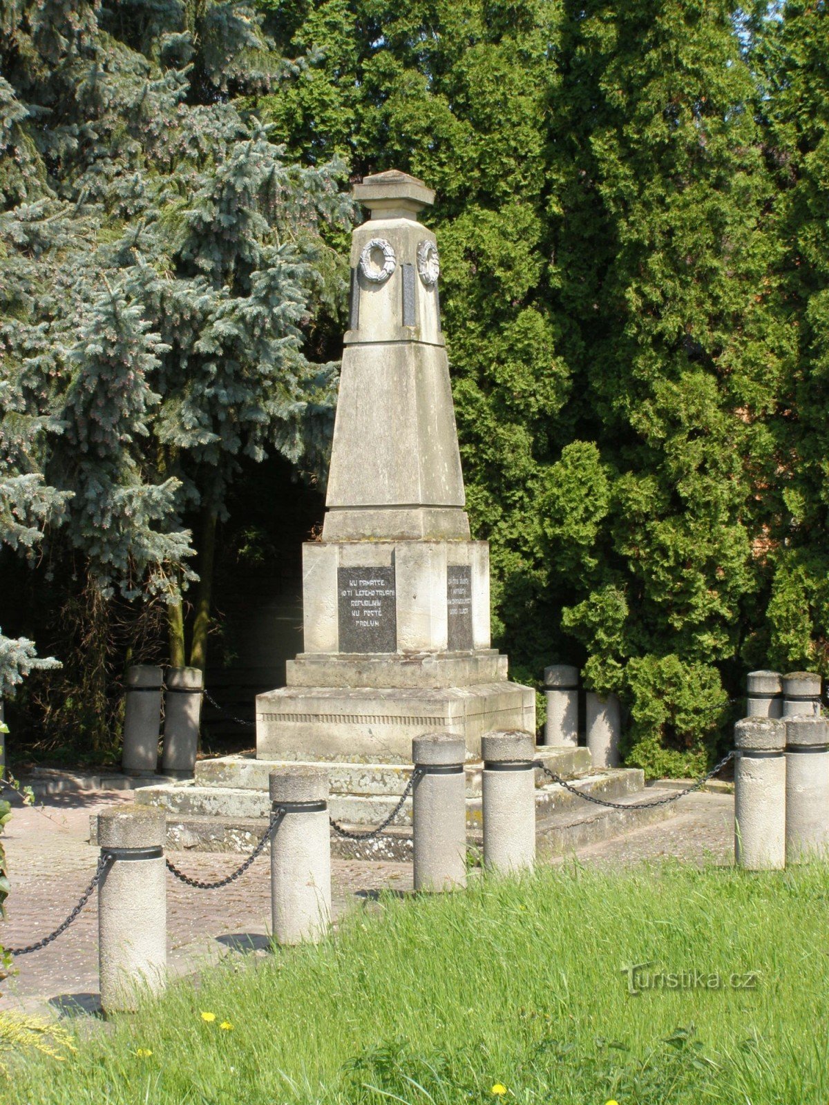 Mokrovusy - 第一街遇难者纪念碑。 战争