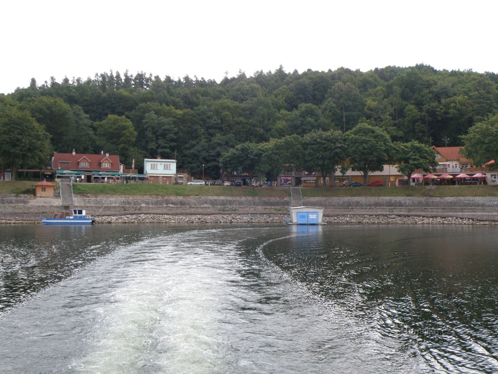 pomol, s katerega izplujejo ladje