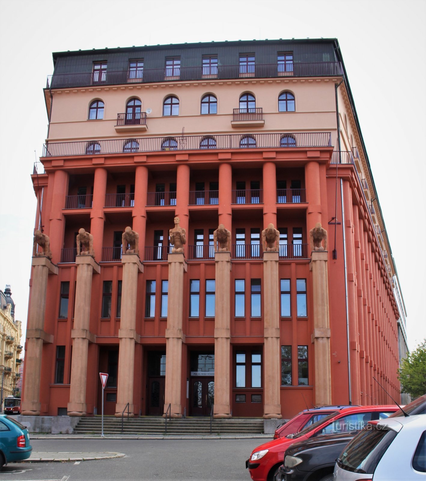 Die monumentale Fassade der Poliklinik an der Kounicovy-Straße aus den Jahren 1922-24