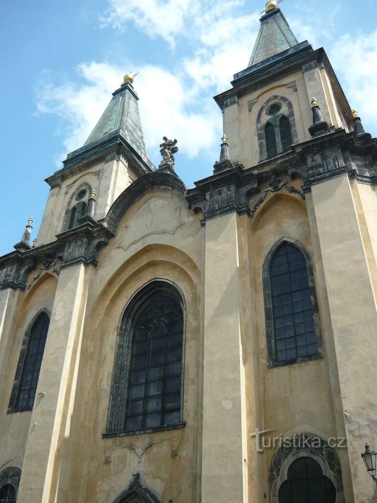 Monumentalne wieże kościoła Narodzenia Panny Marii - Roudnice nad Labem - 15.7.2009