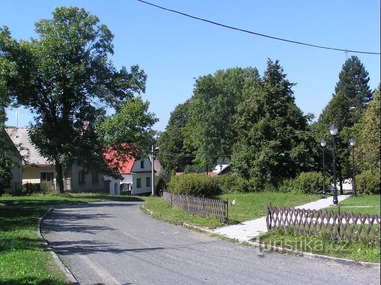 Moravice: Blick auf einen Teil des Dorfes, die Hauptstraße