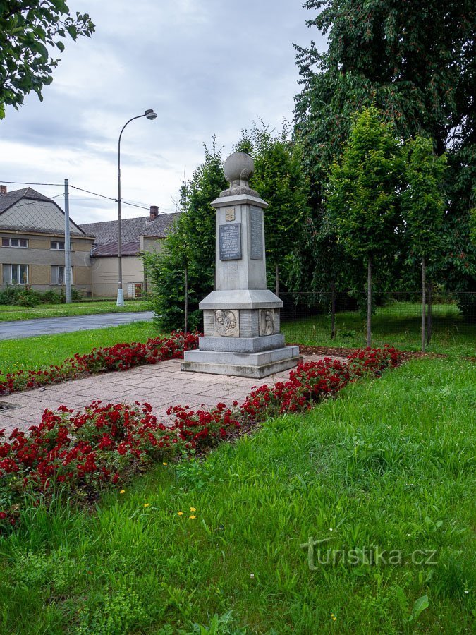 Moravská Huzová - đài tưởng niệm chiến tranh