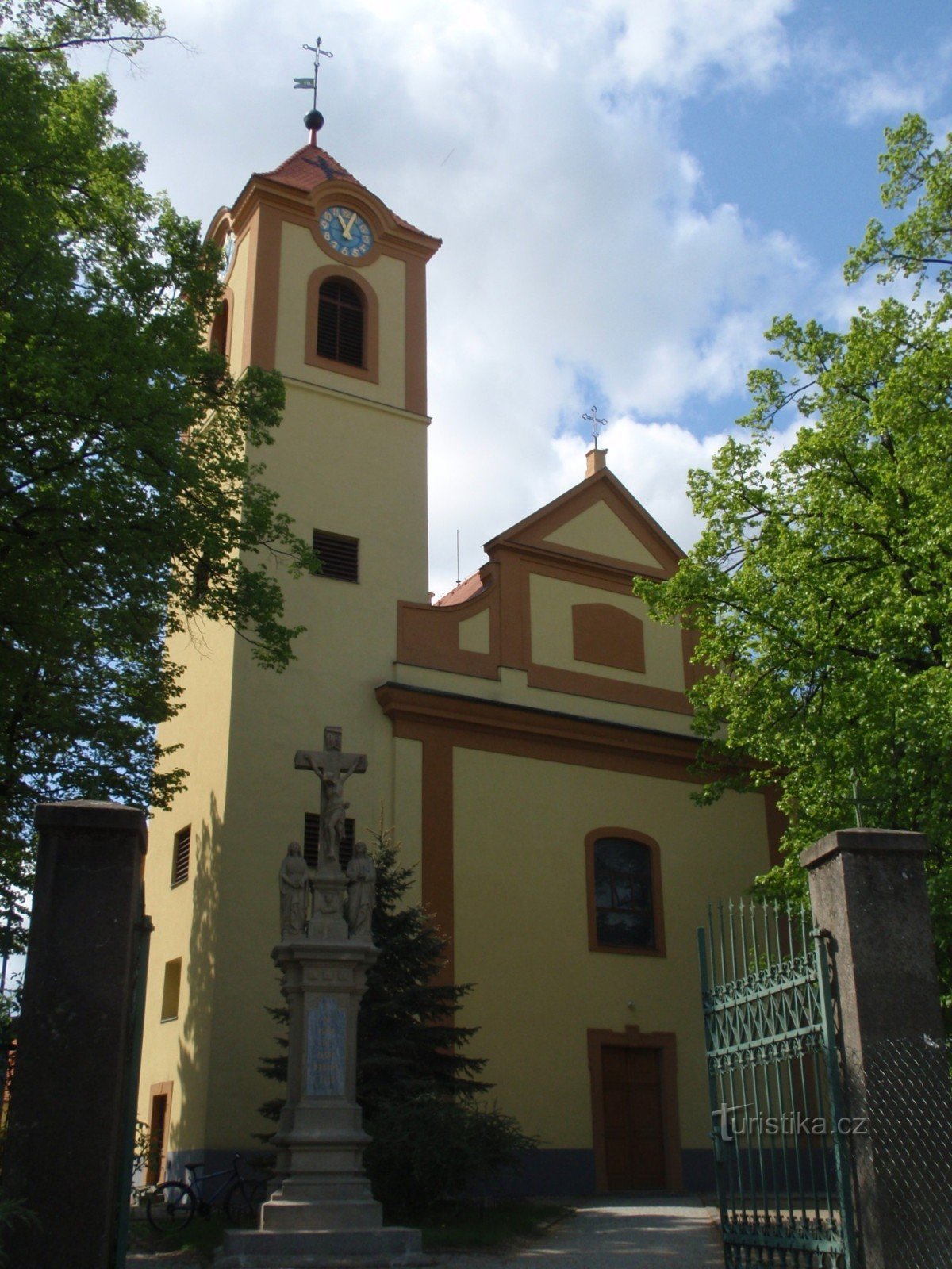 Moravská Nová Ves - iglesia y estatuas