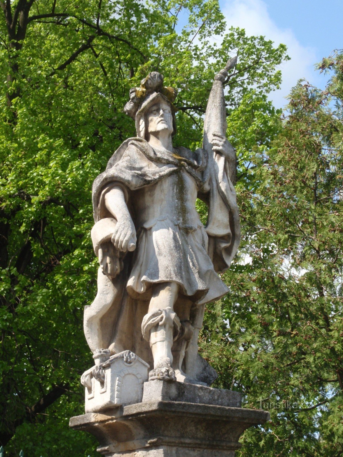 Moravská Nová Ves - église et statues