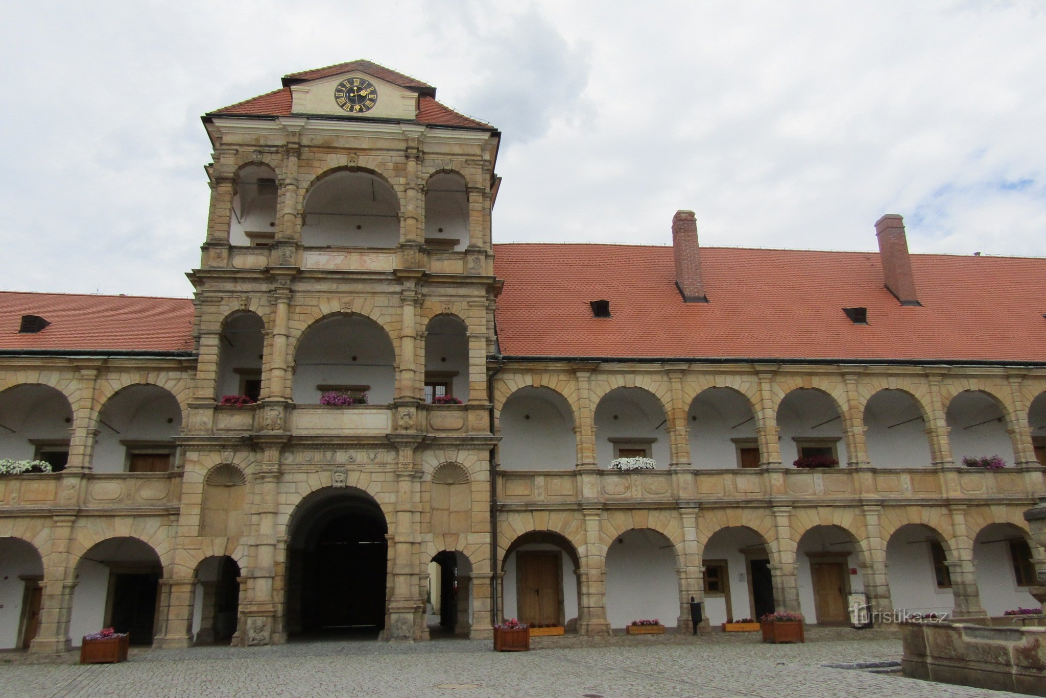 Moravská Třebová i ruševine dvorca Radkov