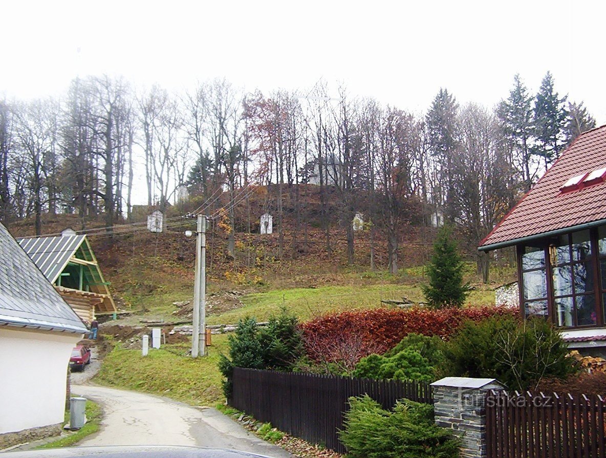 Moravský Beroun-castello tumulo su Křížové vrch con Via Crucis-Foto: Ulrych Mir.