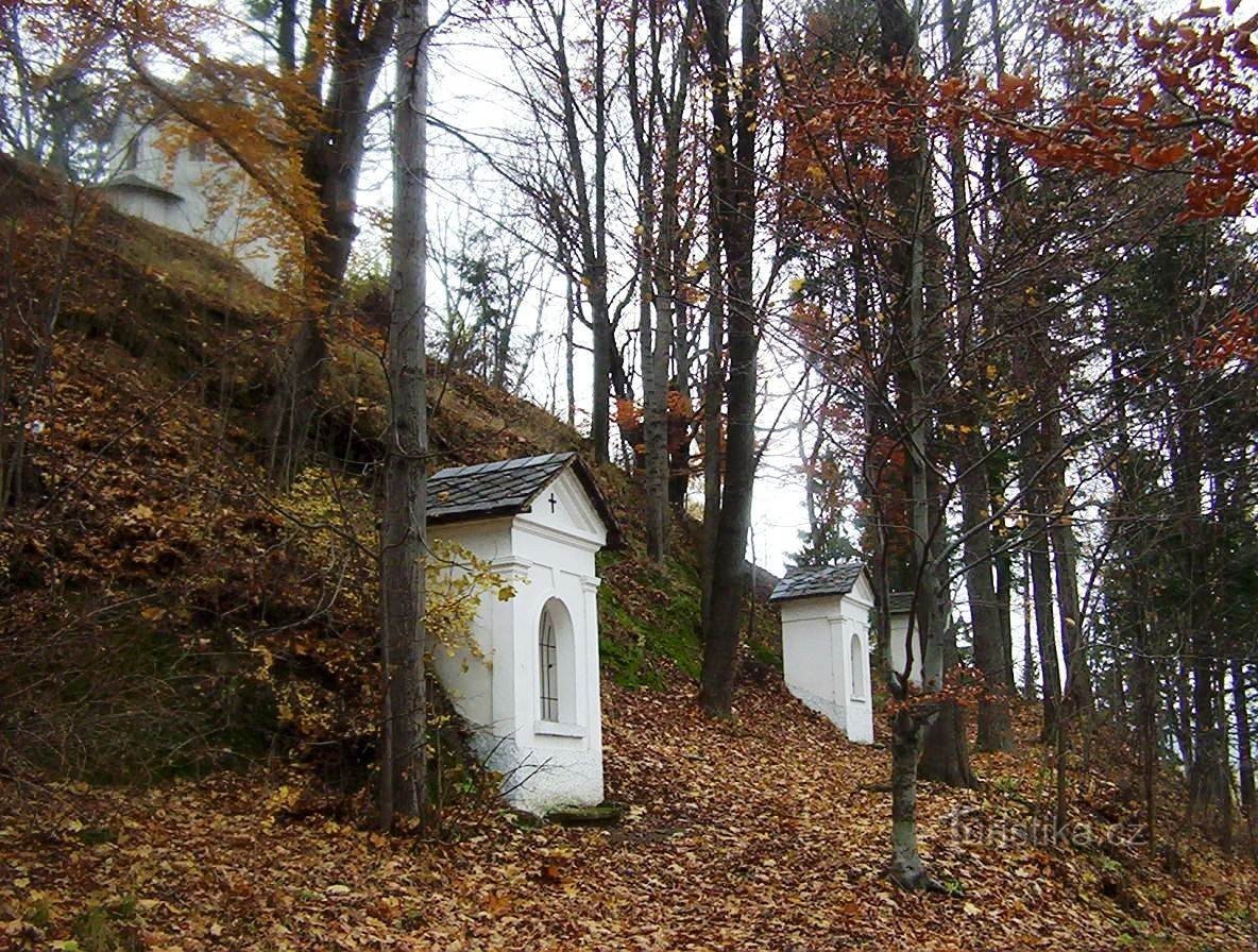 Moravský Beroun-Křížový vrch の礼拝堂のある十字架の道-写真: Ulrych Mir。