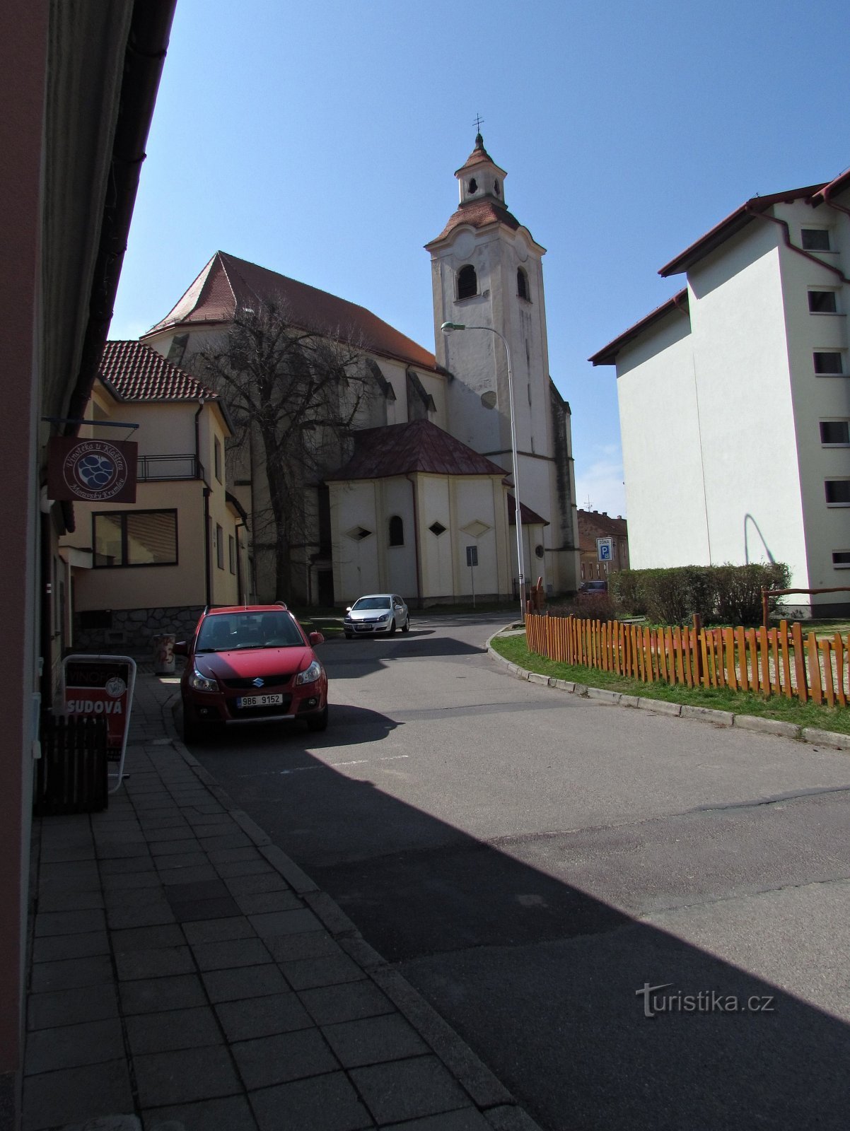 Moravský Krumlov - Iglesia de San Bartolomé y antiguo monasterio