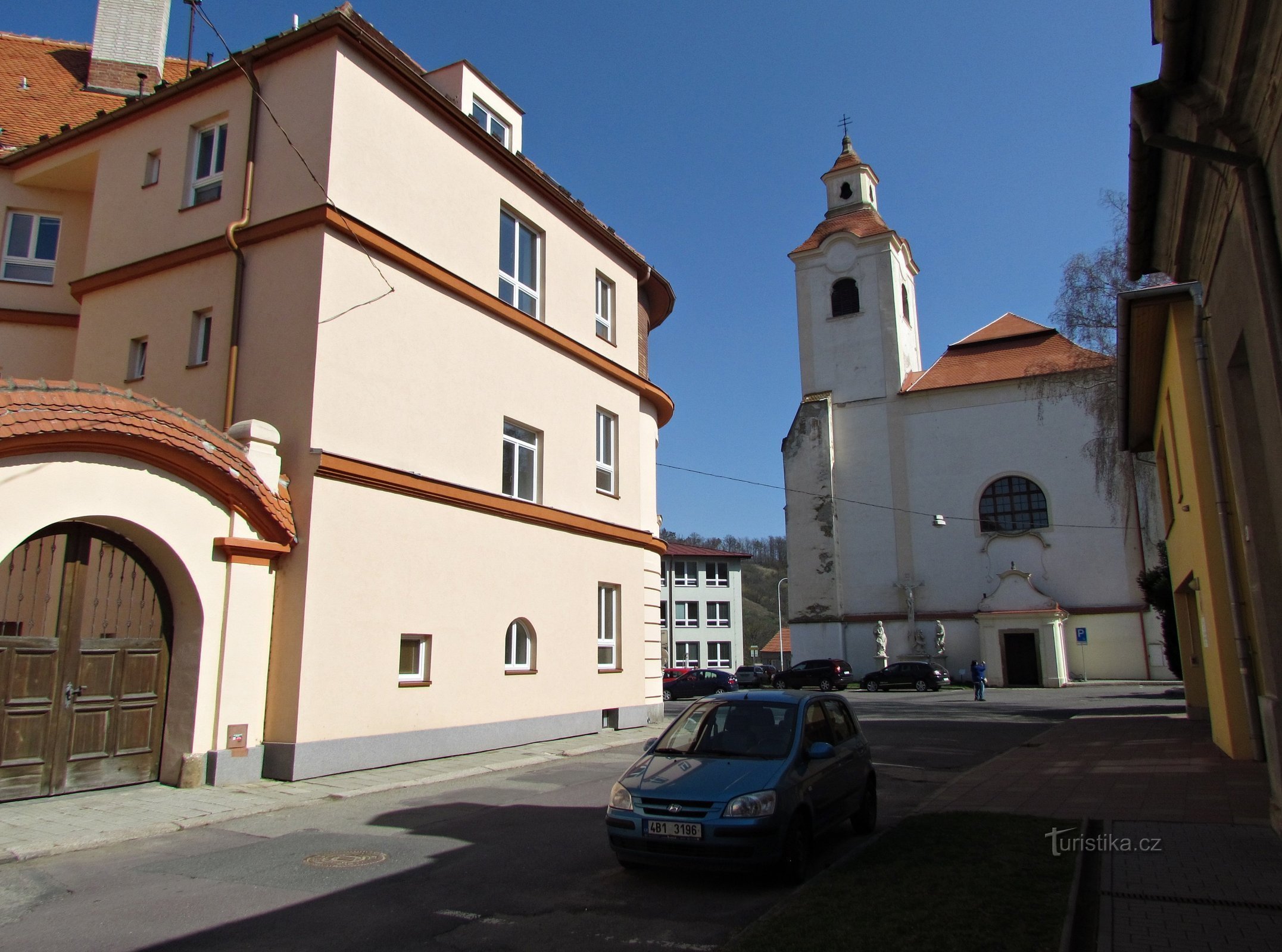 Moravský Krumlov - Εκκλησία του Αγίου Βαρθολομαίου και πρώην μοναστήρι