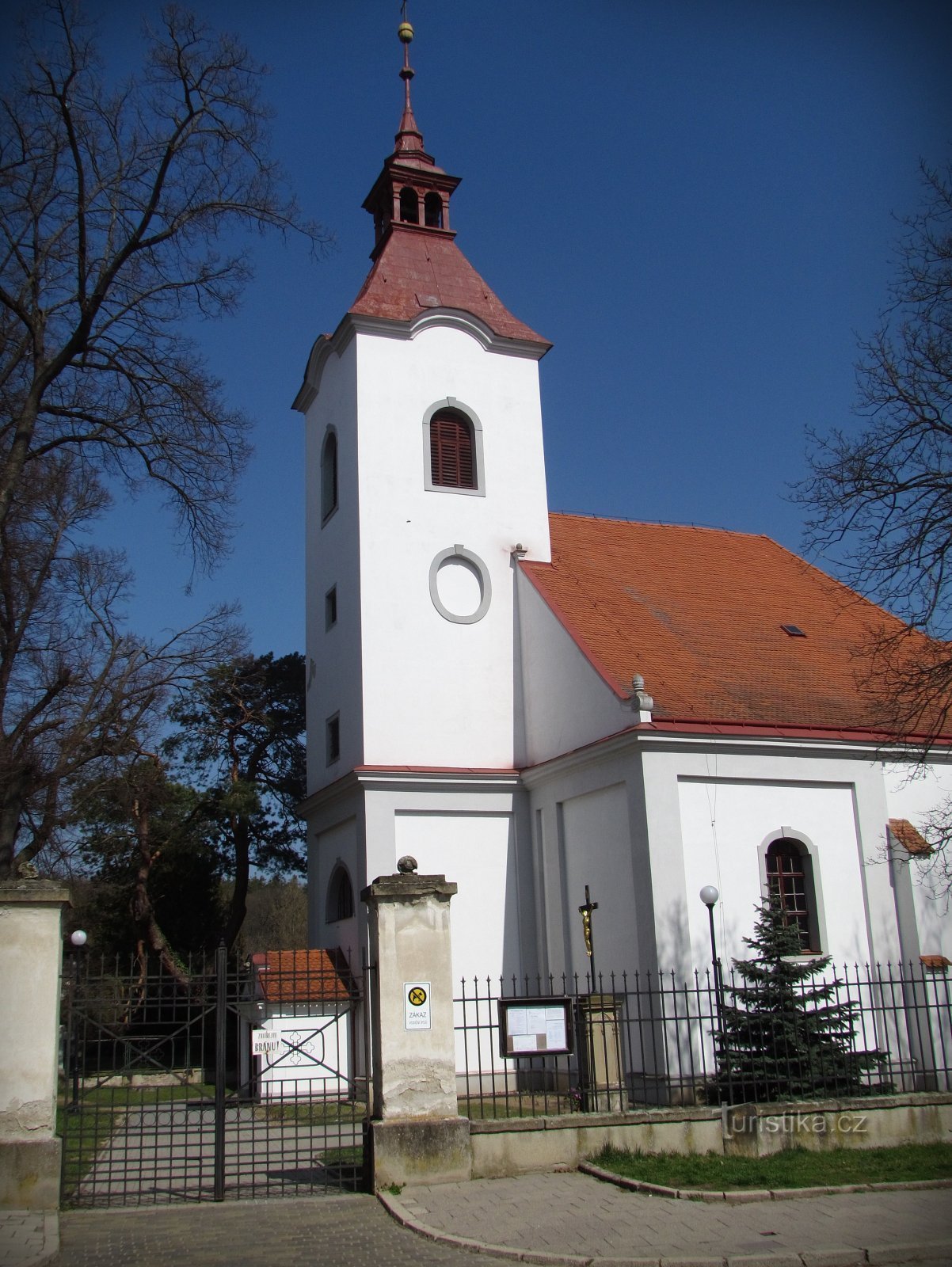 Moravský Krumlov - Mindenszentek temploma