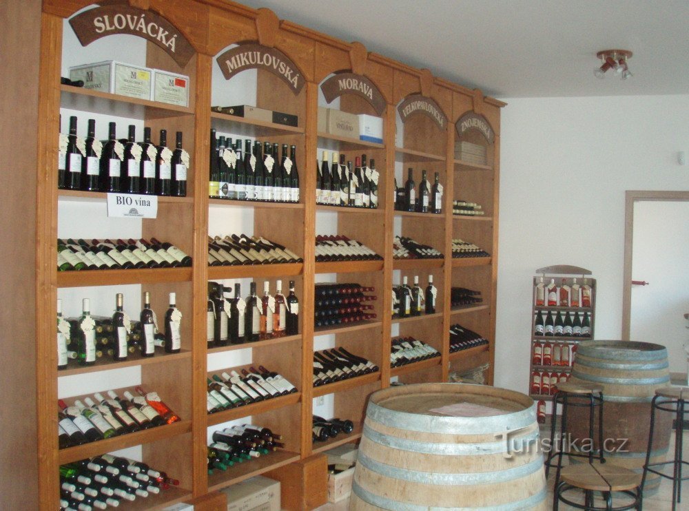 Moravische sommelier® - wijnwinkel en kelder van het stadhuis van Lednice