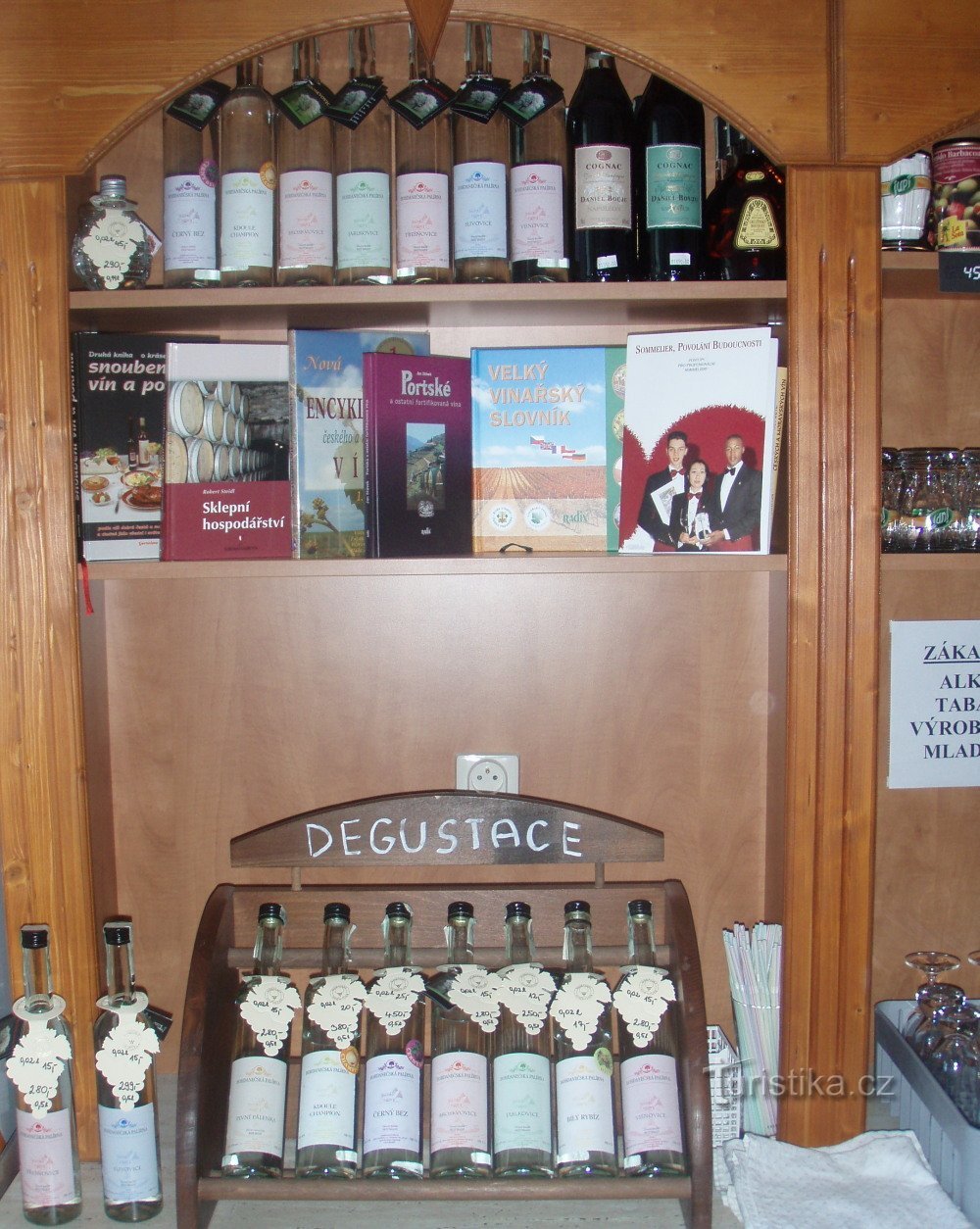 Moravian sommelier® - tienda de vinos y bodega del ayuntamiento de Lednice