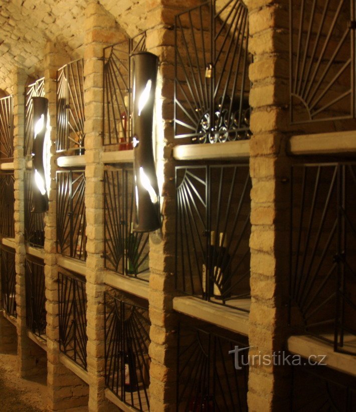 Моравський сомельє® - винний магазин і підвал замку Бржецлав