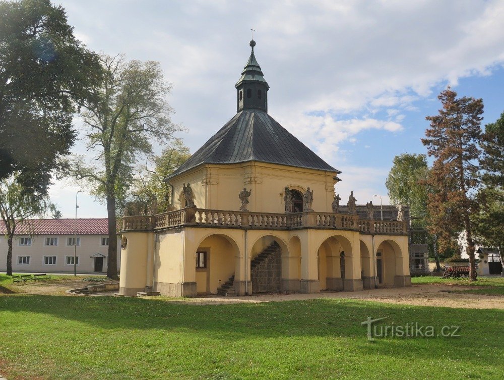 Morice - kerk van St. Martin en de openluchtgalerij der heiligen