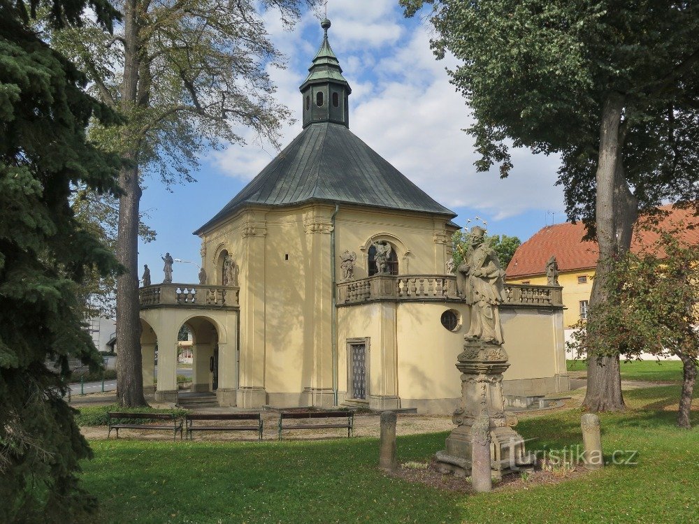 Morice - chiesa di S. Martino e la galleria all'aperto dei santi