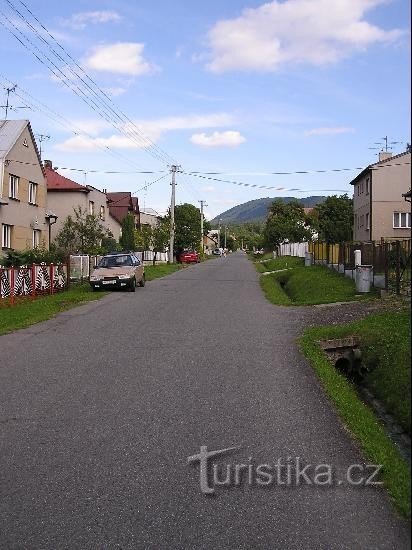 Straße Mořkov - Nádražní: Straße Mořkov - Nádražní führt zum Bahnhof