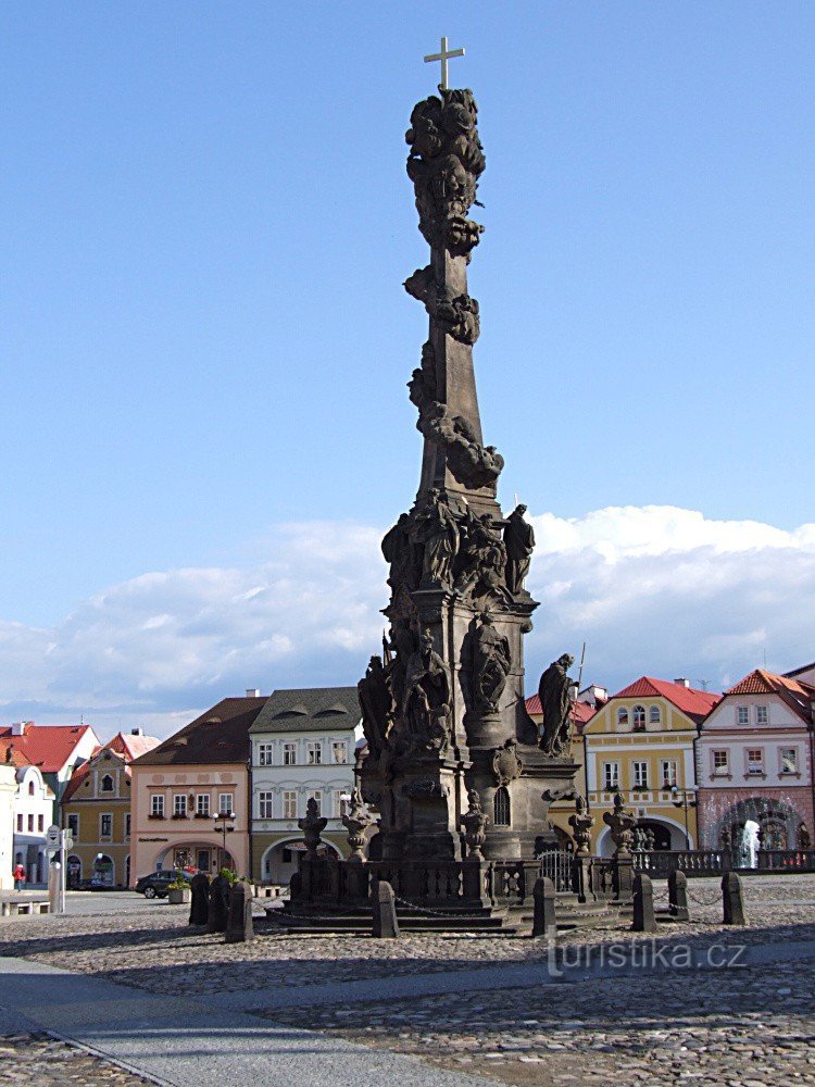 Colonna della peste in Piazza della Pace a Kadani