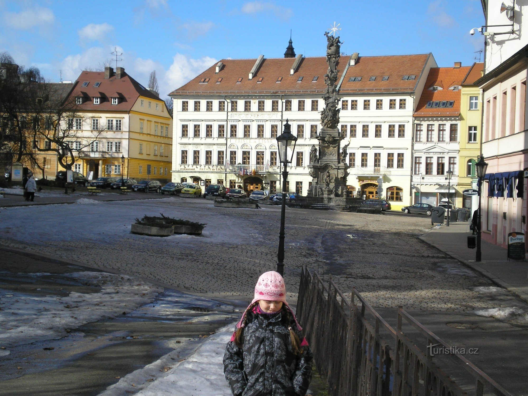 Στήλη πανώλης στην πλατεία μπροστά από το κάστρο