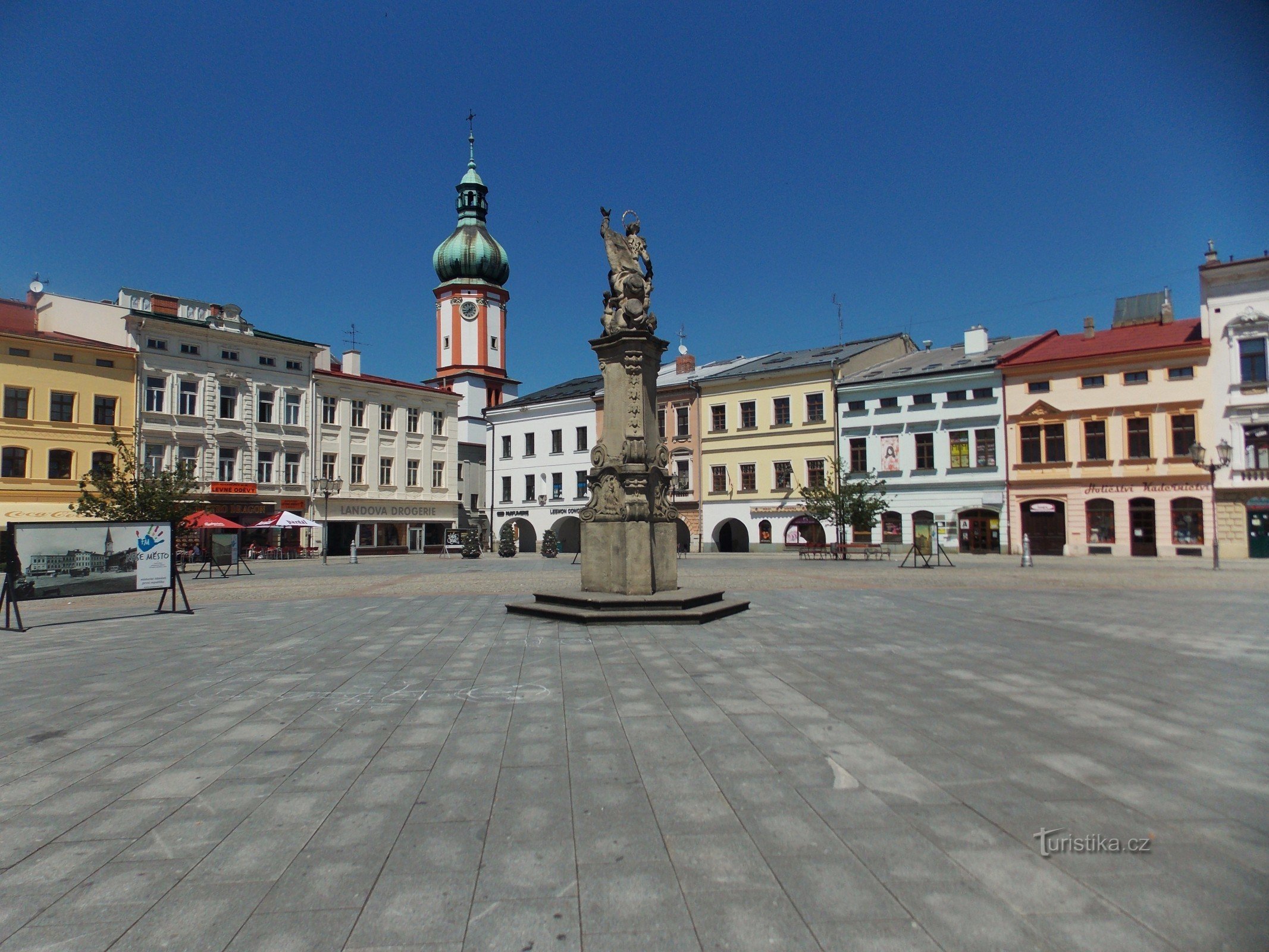 Coluna da praga na Praça da Liberdade em Frýdek - Místek